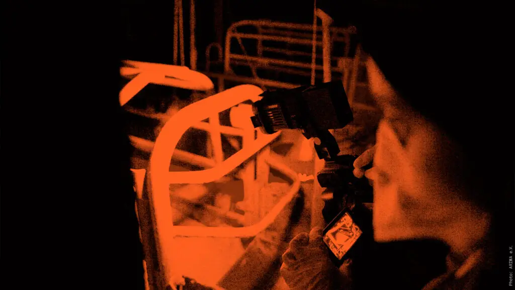 Recherche bei Nacht - Aktivistin bei der Arbeit